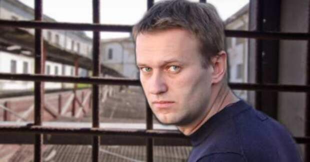 Навального впервые заковали в наручники
