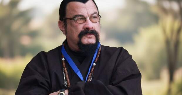 Стивен Сигал выставил на продажу роскошный особняк на Рублевке