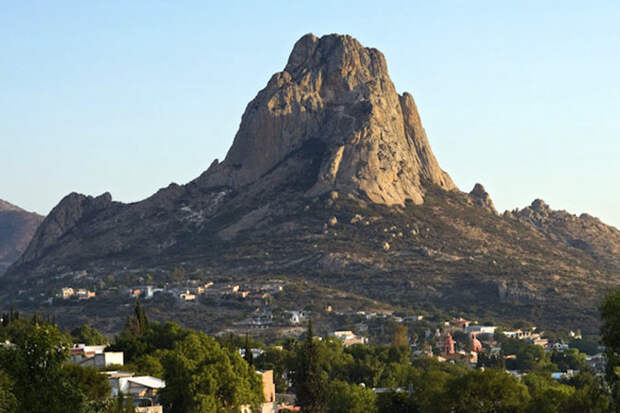 Пенья-де-Берналь, Мексика Гора высотой в 350 метров сложена дацитом — высокосиликатной магматической вулканической породой. По мнению геологов, сформировался монолит во времена юрского периода.