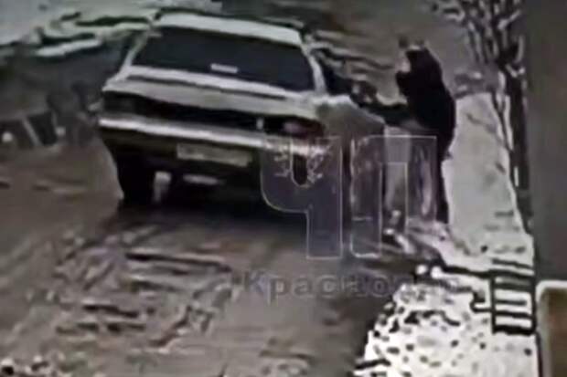 В Краснодаре водитель схватил школьницу за интимное место и попал на камеру