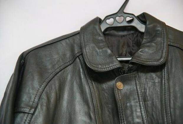 кожаная черная куртка