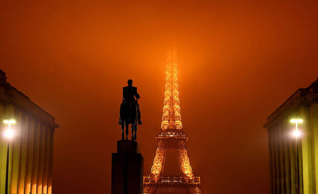 Эйфелева башня в тумане выглядит особо эпично