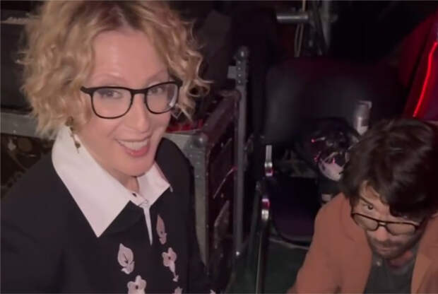 Ведущая шоу «Голос» упала со сцены во время съемок