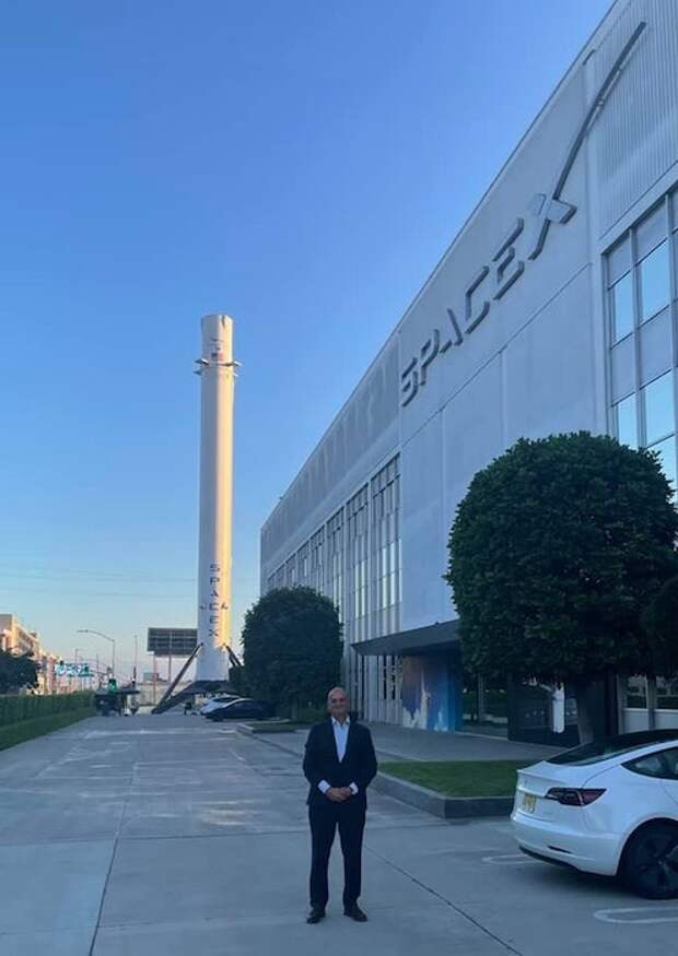 Илон Маск провёл экскурсию внуку и правнуку Сергея Королёва по заводу SpaceX Илон Маск провёл экскурсию внуку и правнуку Сергея Королёва по заводу SpaceX