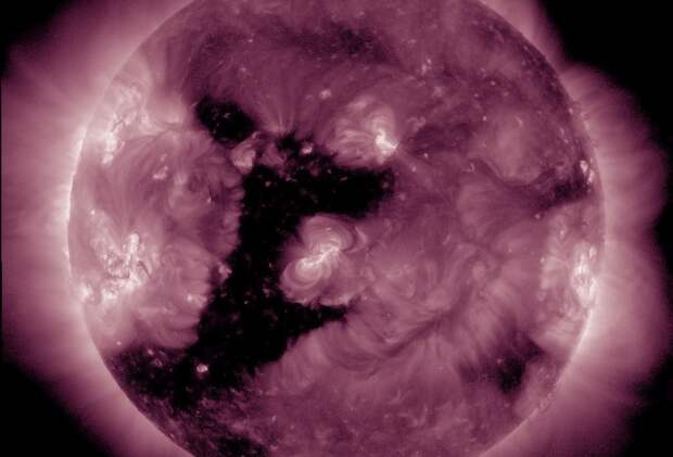 На Солнце образовалась крупная корональная дыра необычной формы