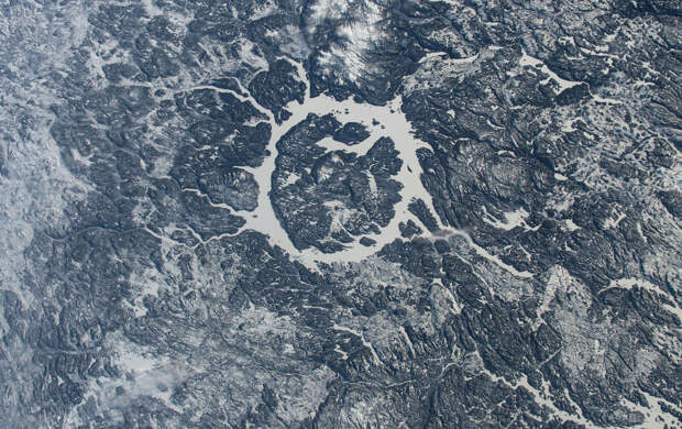 Внизу — древний ударный кратер в Квебеке, Канада
