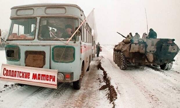 2. По дороге в Грозный. Автобус с матерями военнослужащих. 1996 год 2. По дороге в Грозный. Автобус с матерями военнослужащих. 1996 год