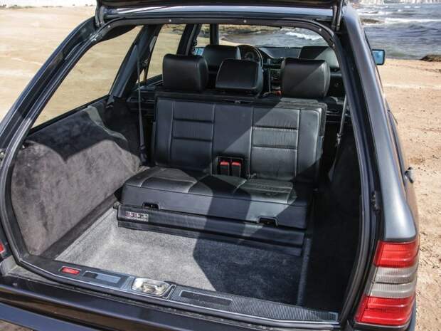 В этом универсале Mercedes-Benz E36 AMG семь посадочных мест