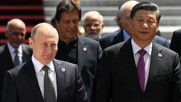 Президент РФ Владимир Путин и председатель КНР Си Цзиньпин на церемонии фотографирования глав государств - членов ШОС в Бишкеке