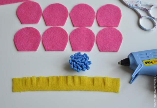 Делаем цветы из фетра для декоративной цифры