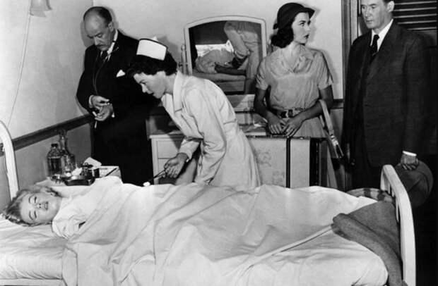 15 шокирующих гипотез о смерти Мэрилин Монро 15 шокирующих гипотез о смерти Мэрилин Монро