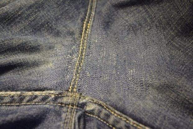 Как аккуратно и незаметно зашить нитку на джинсах 7