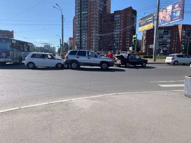 Перекресток луначарского толстого пенза фото Несовершеннолетний ребенок пострадал в автомобильной аварии в Екатеринбурге - Об