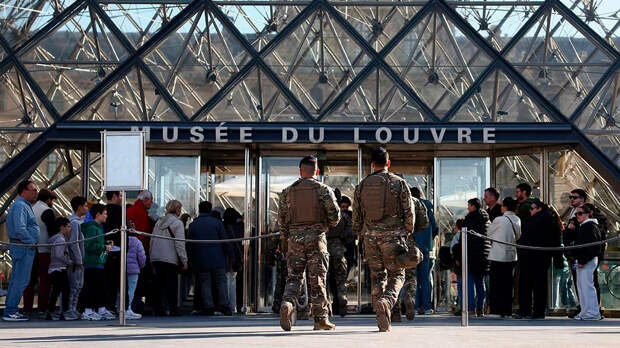 Троих подозреваемых в ограблении Лувра освободили из-под стражи