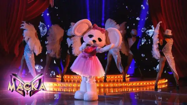 Певица МакSим вернулась на сцену после болезни в образе Мышки