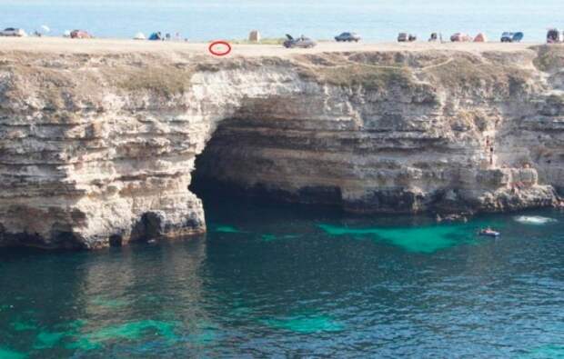 В Крыму автомобиль, падая в море, застрял внутри скалы