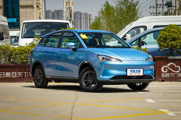 В российских автосалонах начались продажи электрокроссоверов Neta V за 2,1 миллиона рублей