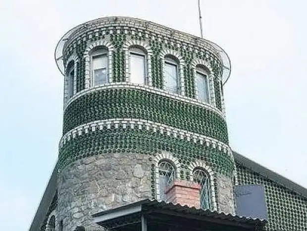 Восемь тысяч бутылок из-под шампанского и 20 лет жизни понадобилось украинцу, чтобы построить дачу Восемь тысяч бутылок из-под шампанского и 20 лет жизни понадобилось украинцу, чтобы построить дачу бутылки, дом. замок, своими руками, стройка