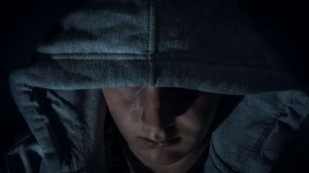 Полиция ищет мужчину в балаклаве после взрыва в петербургской многоэтажке