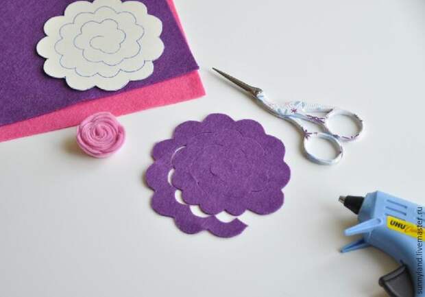 Делаем цветы из фетра для декоративной цифры