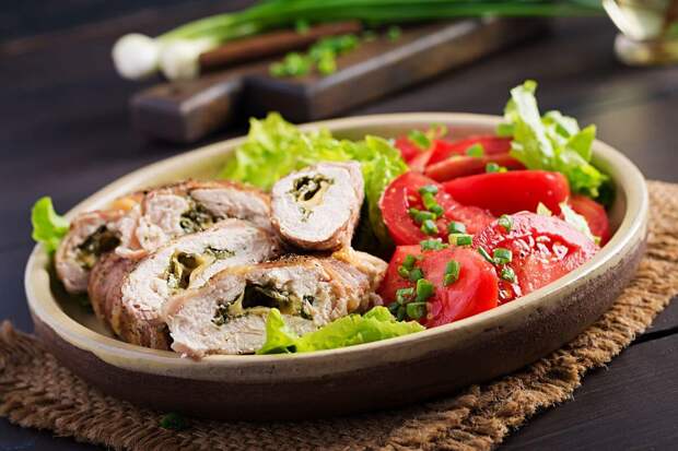 Куриный рулет с грибами, оливками и шпинатом