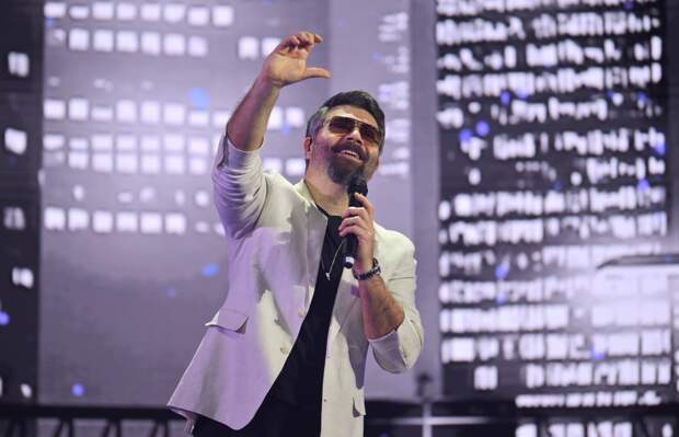 Чумакова раскритиковали в Сети за танцы с поклонницей