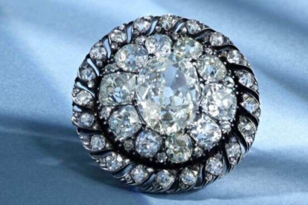 Бриллиантовую брошь Наполеона продали на аукционе за 355 млн рублей