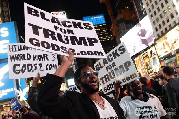 Сторонники кандидата в президенты США от Республиканской партии Дональда Трампа на площади Таймс-сквер в Нью-Йорке