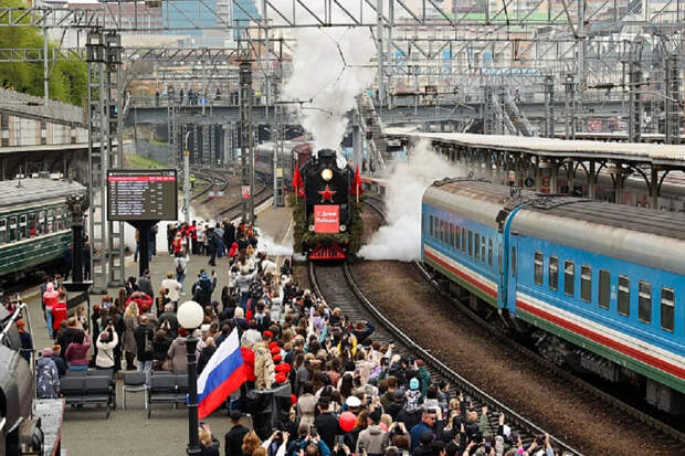 Жители Владивостока встретили поезд Победы