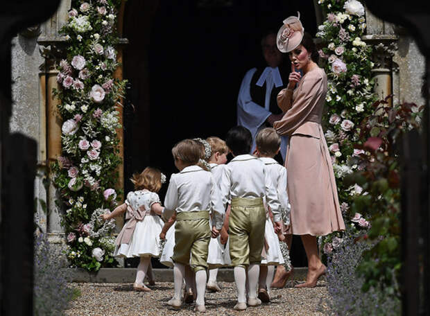 Кетрин, герцогиня Кембриджская, направляет детей во время церемонии свадьбы Пиппы Миддлтон.