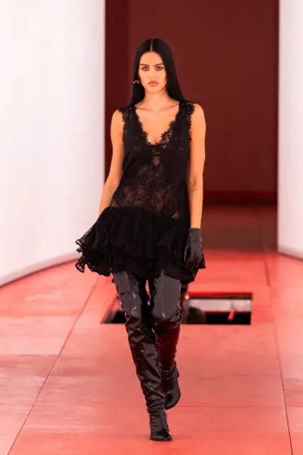 Амелия Грей на показе H&M осень-зима — 2025