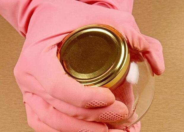 Простой способ открыть банку с поворотной крышкой