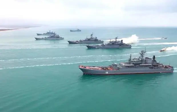 Одесситы вновь наблюдают группу российских кораблей