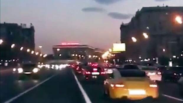 Видео: Компания на Toyota устроила гонки по Кутузовскому проспекту с разворотом на "встречке"