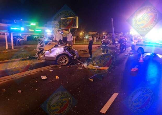 Влетевшую в два столба Toyota разорвало пополам в смертельном ДТП на Сахалине