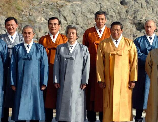 8. Привычное кимоно на Путине в Пусане (Южная Корея), 2005 год Саммит, интересно, национальные костюмы, президент, путин, фото