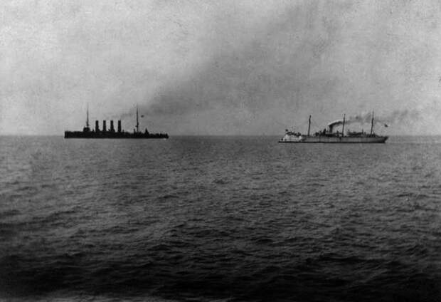 «Варяг» и «Кореец» выходят на бой./Фото: upload.wikimedia.org