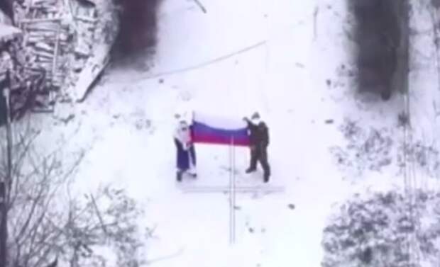 Российский военный в костюме Деда Мороза развернул триколор в Димитрове