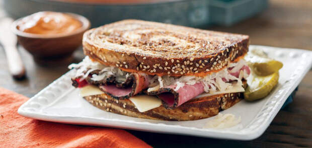 Сэндвич с говядиной и квашеной капустой. \ Фото: twitter.com. Сэндвич с говядиной и квашеной капустой. \ Фото: twitter.com.