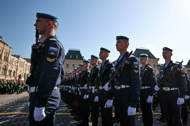 Мэр Москвы поздравил военнослужащих с Днём защитника Отечества