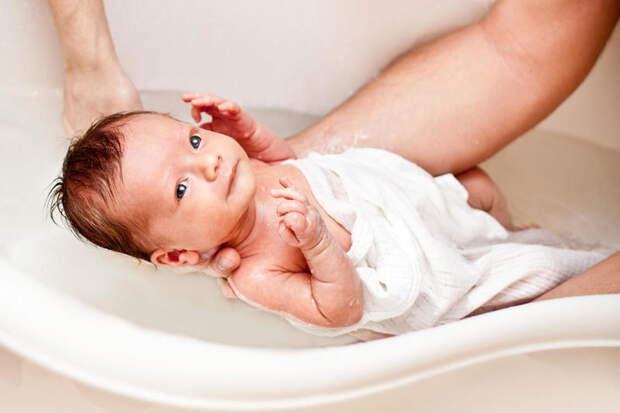 Как купать ребенка первый. Как правильно купать новорожденного мальчика или  девочку первый раз? Как правильно купать ребенка в большой ванне