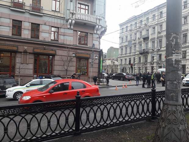 На месте убийства бывшего депутата Госдумы России Дениса Вороненкова в Киеве, Украина. 23 марта 2017 На месте убийства бывшего депутата Госдумы России Дениса Вороненкова в Киеве, Украина. 23 марта 2017