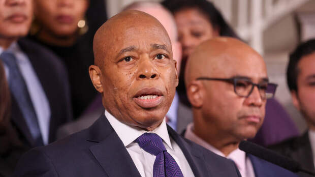 Мэр Нью-Йорка призвал жителей сидеть дома и "делать детей"