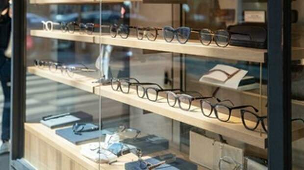 Витрина в оптике / Изображение сгенерировано с помощью нейросети GigaChat / amic.ru