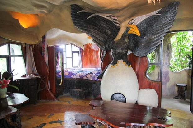 Тематический интерьер в комнате орла (Crazy House, Вьетнам).