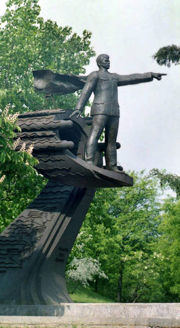 Памятник знаменитому подводнику Маринеско Александру Ивановичу