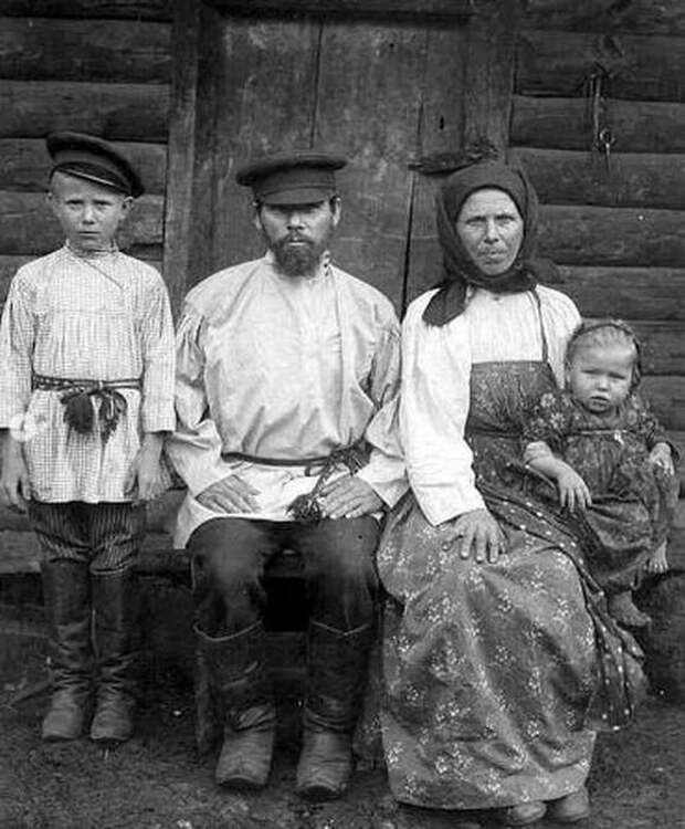 Крестьянская семья. Как думаете, сколько лет родителям? Крестьянская семья. Как думаете, сколько лет родителям?