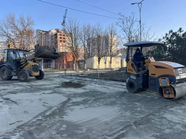 В Мариуполе продолжается реконструкция сквера Победы туляками