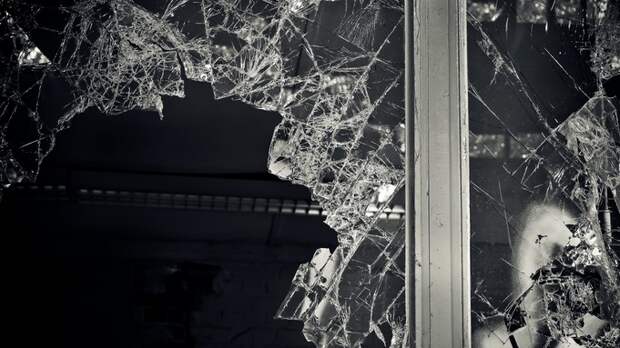 Беспилотник влетел в многоквартирный дом в Волгограде