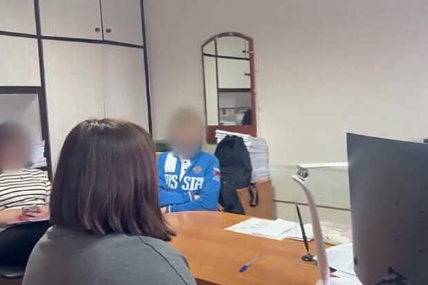 Допрос изрезавшего учительницу российского школьника попал на видео